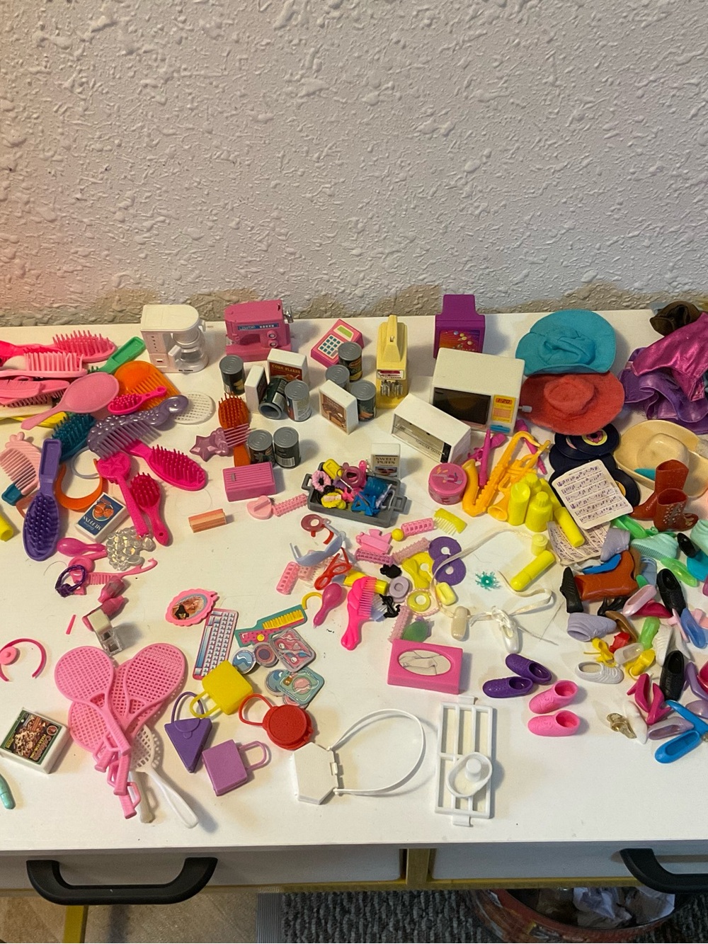 Huge Lot Of Vintage Barbie Accessories - Picture 3 of 11
